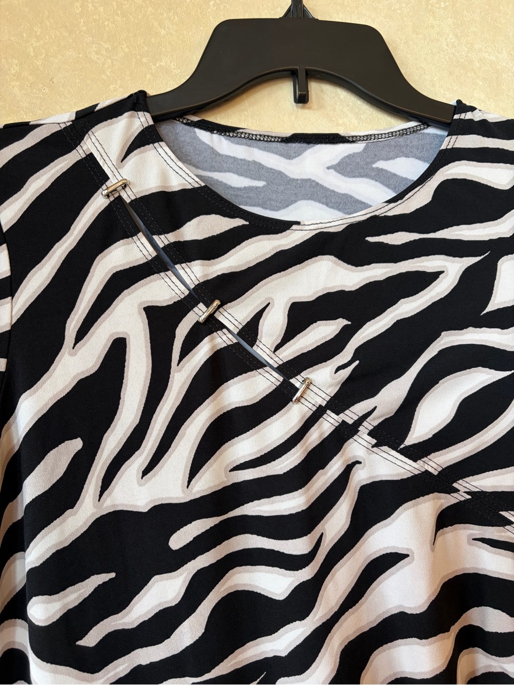 Joseph Ribkoff Women’s Zebra Print Short Sleeve Top Size Small - Picture 4 of 6